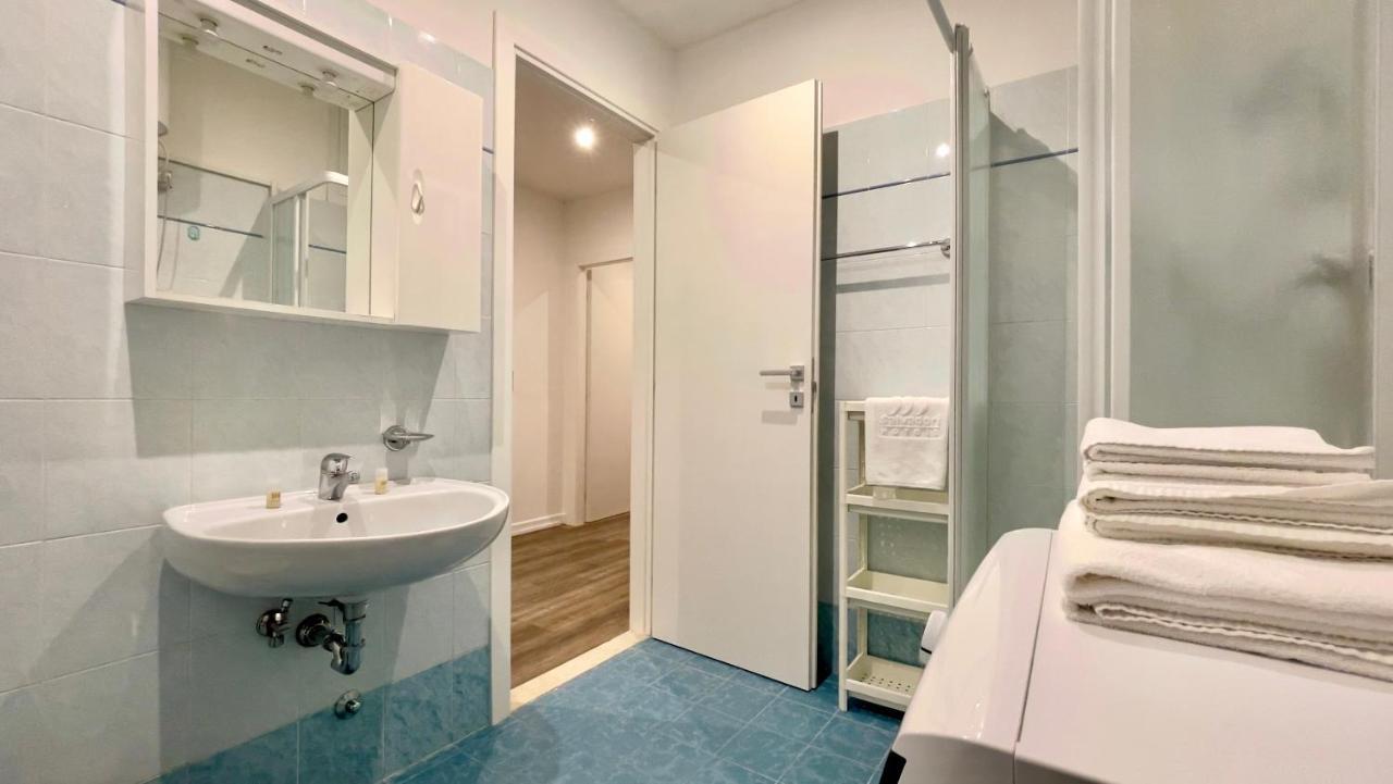 Monaco Apartments Линяно Сабиадоро Екстериор снимка