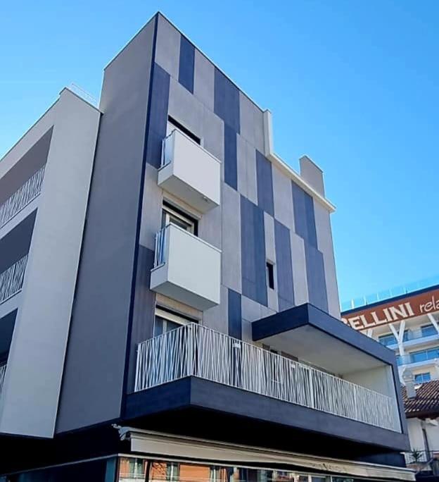 Monaco Apartments Линяно Сабиадоро Екстериор снимка